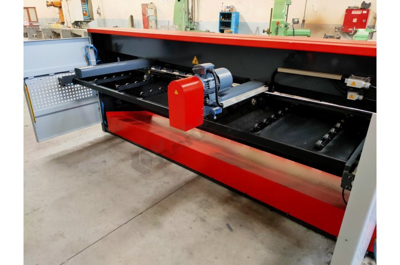 LRGM 3050 x 3mm Rediktörlü Nc Kontrollü 750mm LİNDA Machine