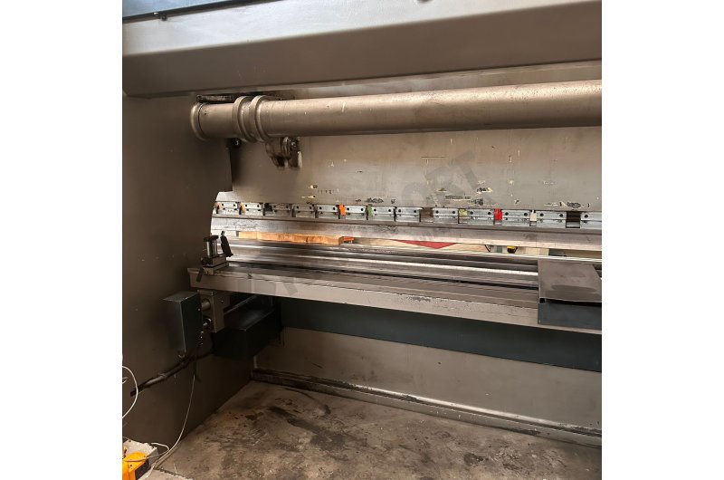 UĞURLU MARKA 4 MT X 300 TON NC HİDROLİK ABKANT PRES